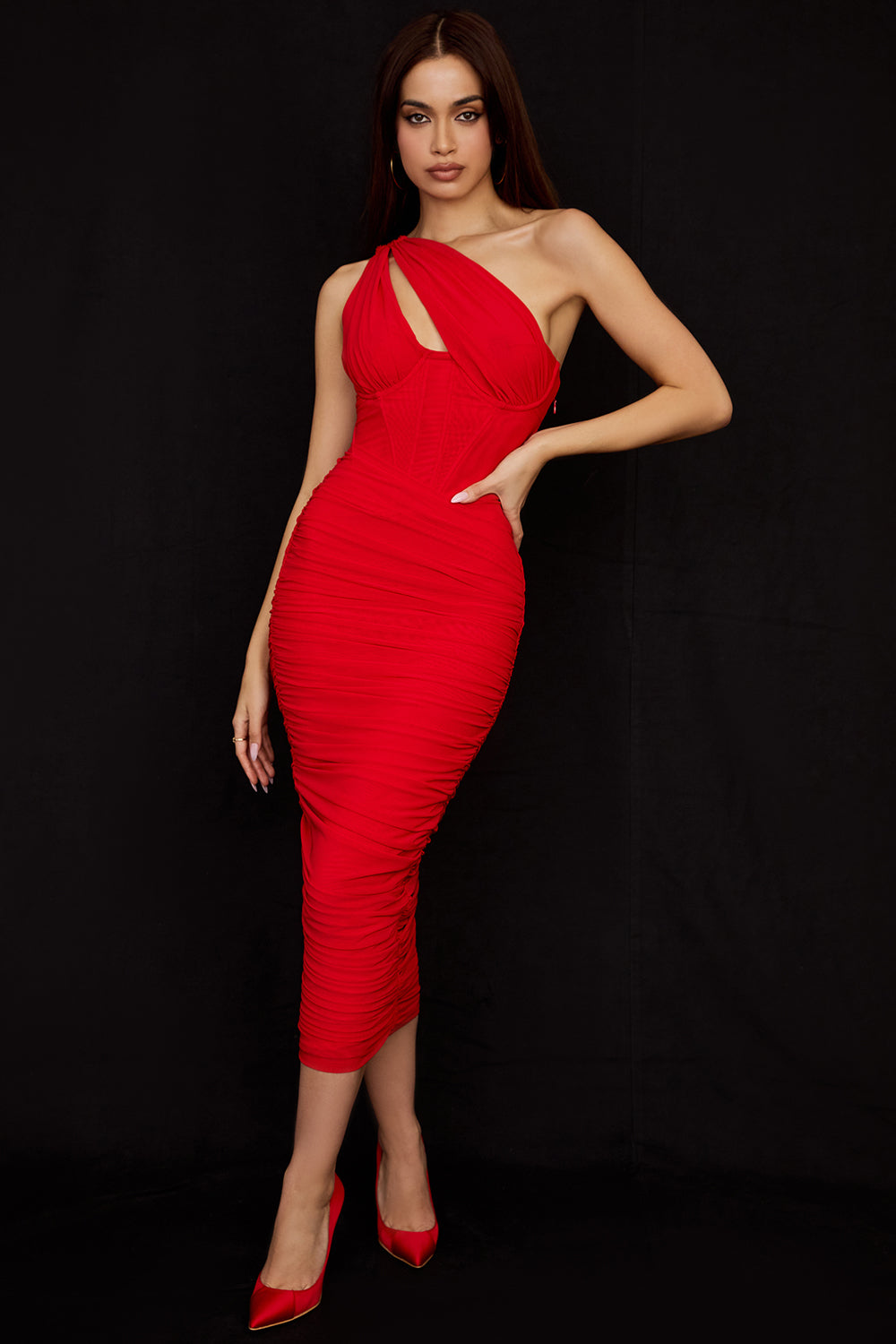 Asymmetrische midi jurk met uitsnijding