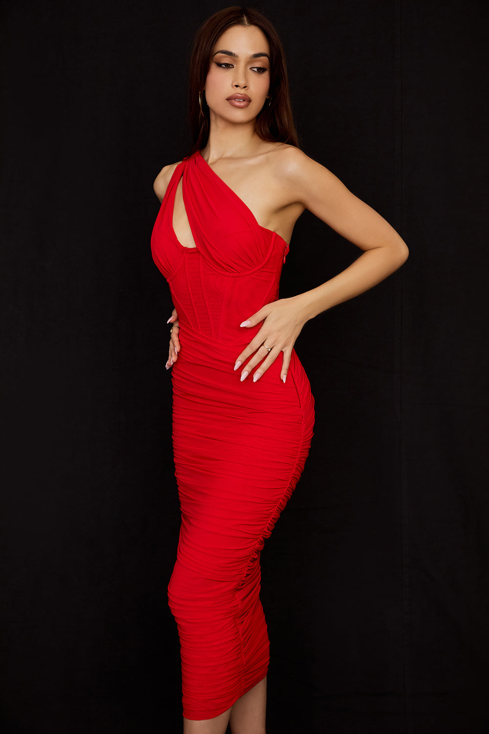 Asymmetrische midi jurk met uitsnijding
