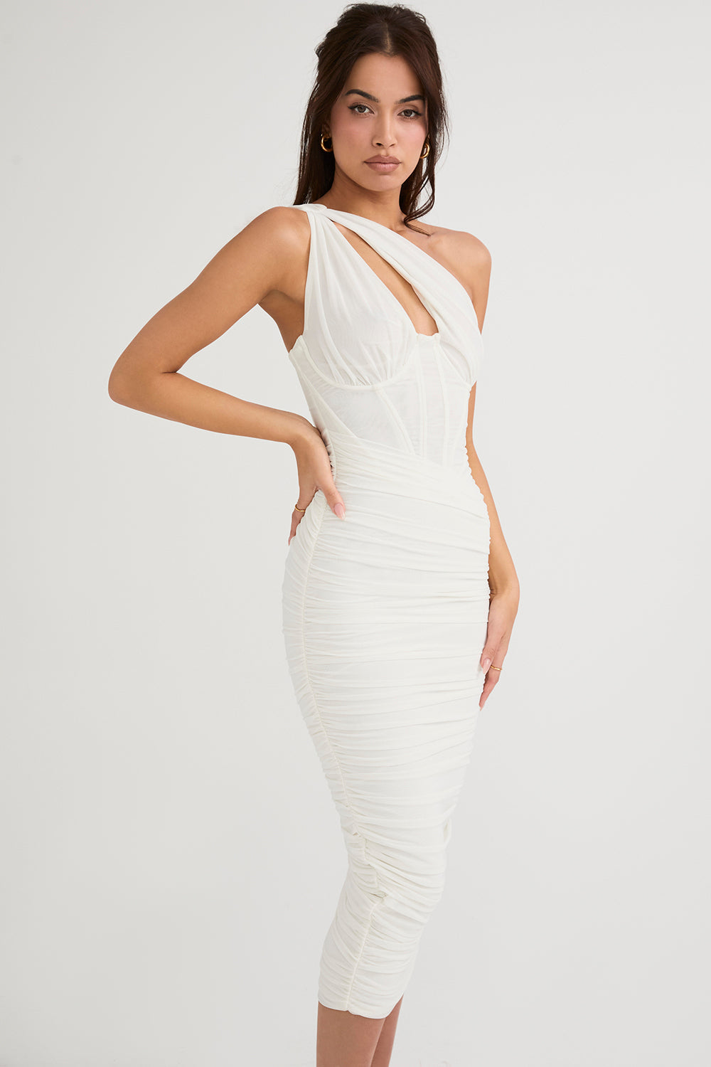 Asymmetrische midi jurk met uitsnijding